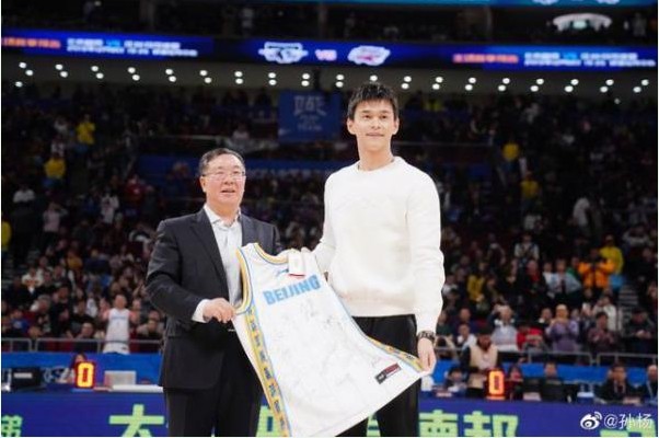 张一山观战CBA