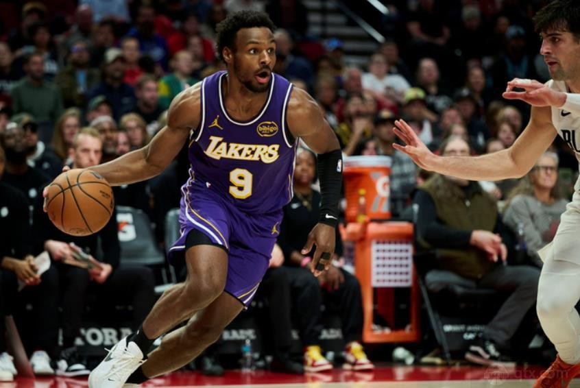 湖人下放布朗尼和阿杜