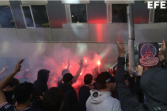 巴黎球迷高喊梅西内马尔离队 巴黎圣日耳曼官方谴责了球迷行为