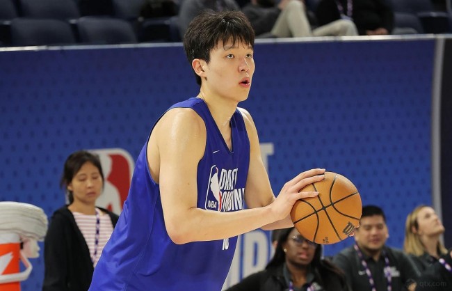 杨瀚森试训球衣拍出8225美元