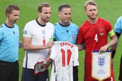 英格蘭贈送埃裏克森球衣 印有全體球員簽名