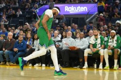 曝勇士猛龙和老鹰均有意交易浓眉 赛季场均20.5分10.9板