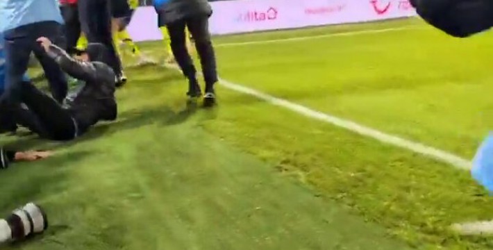 那個從廣告牌上掉下來的阿森納球迷一直在拍打著球場