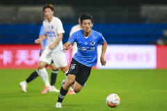 大连人后卫童磊签约山东泰山 是中超完成首秀最年轻的浙江籍球员