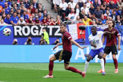 欧洲杯最新赛况：法国1-0比利时挺进八强 穆阿尼造乌龙