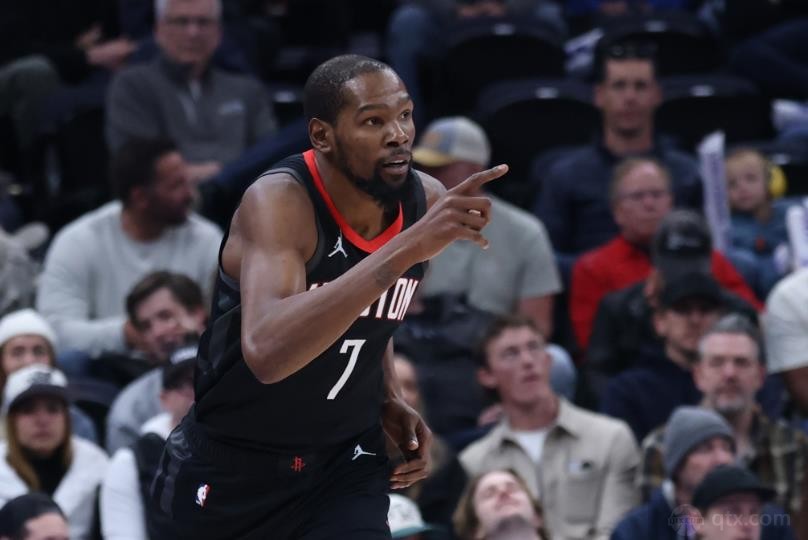 布朗和杜兰特在场上互喷