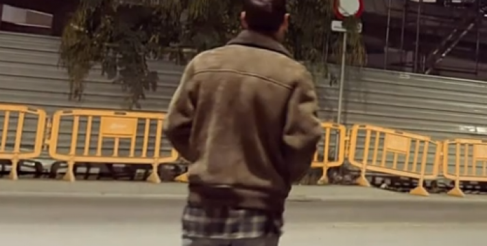 重回诺坎普！梅西街头恰巧被一对的情侣拍到