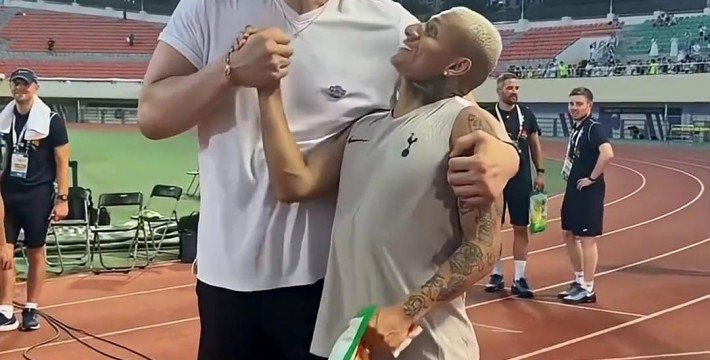 身材大一号，热刺球员和2米18格斗明星互动