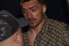 格拉利什举办圣诞派对 与朋友聚会到深夜