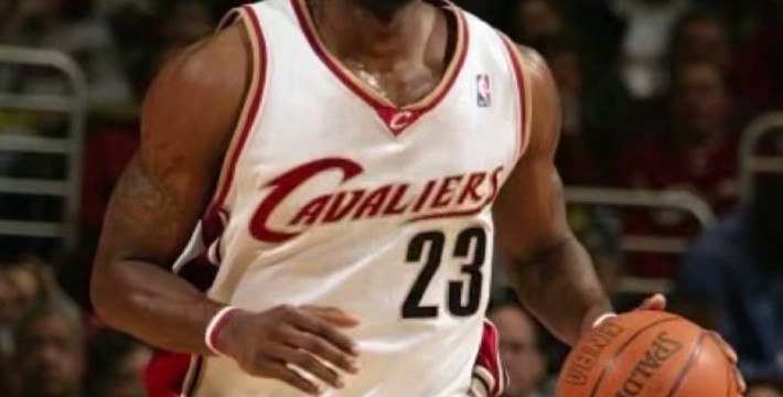2006年 詹姆斯在他的第一场NBA季后赛中拿下三双
