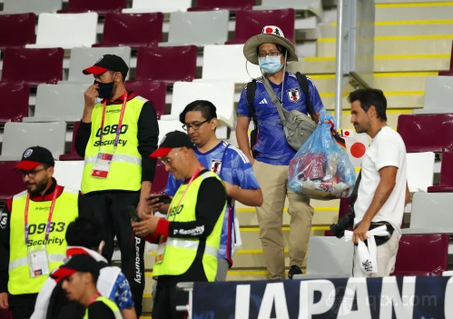 日本球迷清理现场