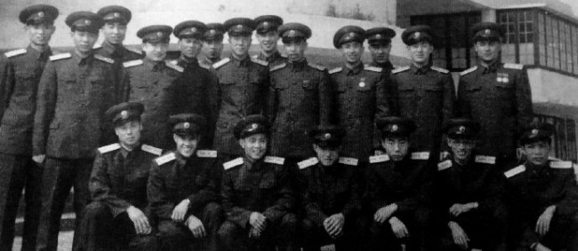 （上图前排左二）