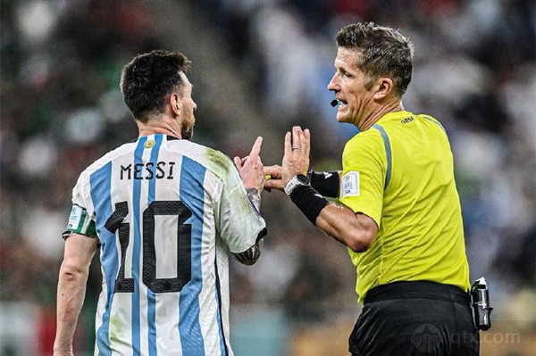 阿根廷vs克罗地亚主裁判：奥尔萨托（右）