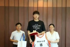 杨瀚森领取大学录取通知书 获赠中国海洋大学16号球衣