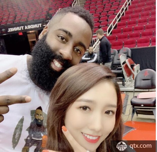 火箭少女合影哈登