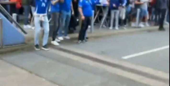 街道两旁的意大利球迷和阿尔巴尼亚球迷杠上了