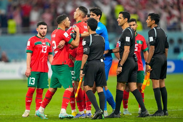 摩洛哥球员赛后围堵裁判