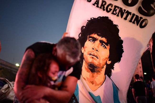 马拉多纳去世，阿根廷球迷悲痛哀悼