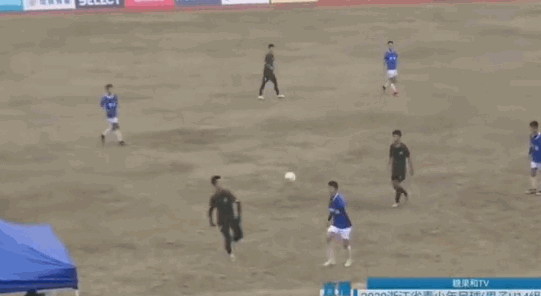 浙江U14足球赛出现暴力飞踹