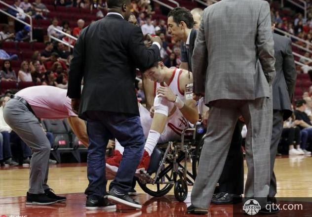 周琦受伤坐轮椅
