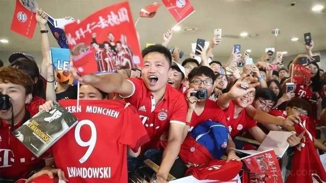 拜仁17年中国行 球迷接机