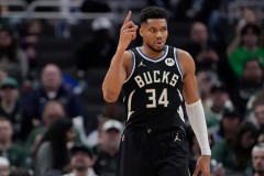 字母哥生涯158次30+10+5 独居历史第一