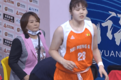 内蒙古女篮球员李月汝膝盖受伤 赛后前往医院做检查