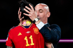 前西班牙足协主席被禁足3年 此前因强吻门被调查