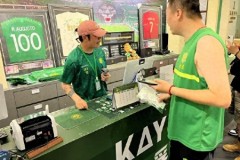 张稀哲在国安商店当收银员 为顾客结账