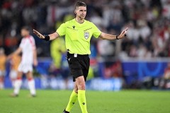 法国主裁判执法欧洲杯决赛引争议 遭双方球迷吐槽