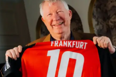 弗格森成法蘭克福終身會員 與10號球衣進行合影