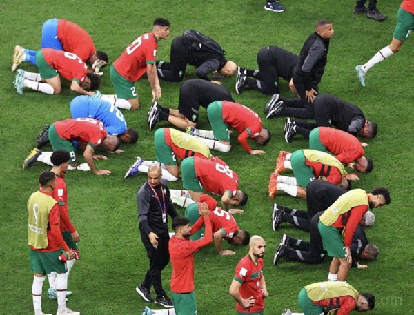 摩洛哥球员跪谢球迷