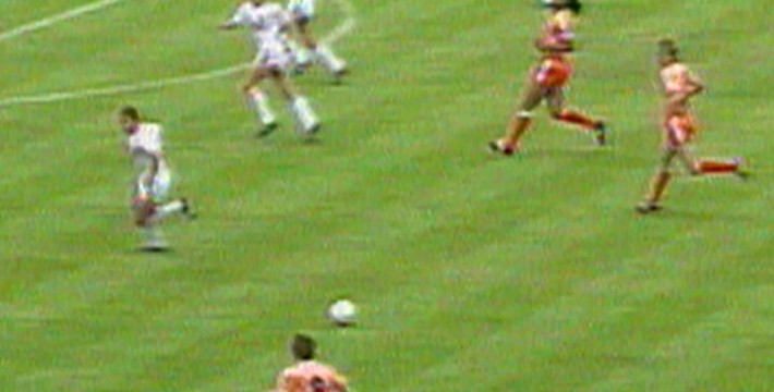 范巴斯滕的零度角进球是欧洲杯历史上最经典的瞬间