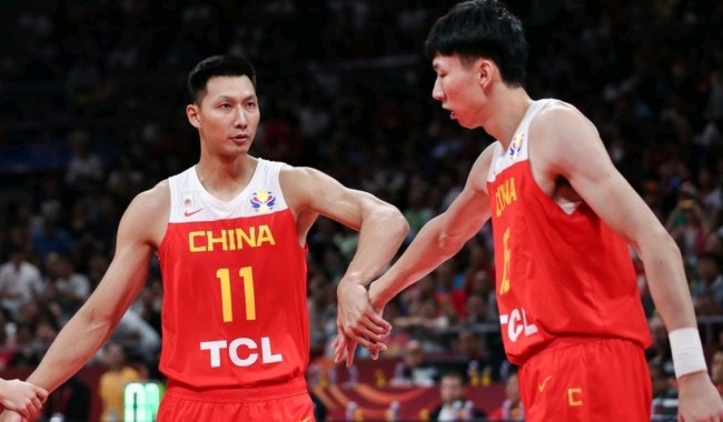 中国男篮易建联与周琦