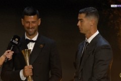 德约科维奇：希望C罗达成1000球 C罗给德约科维奇颁奖