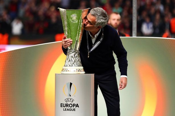 穆里尼奥率曼联赢下了欧联杯冠军