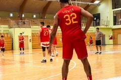 李凯尔参加中国男篮训练 身穿32号球衣