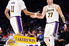 NBA常规赛湖人主场130-120力克热火迎3连胜 东契奇三双 里夫斯26+11