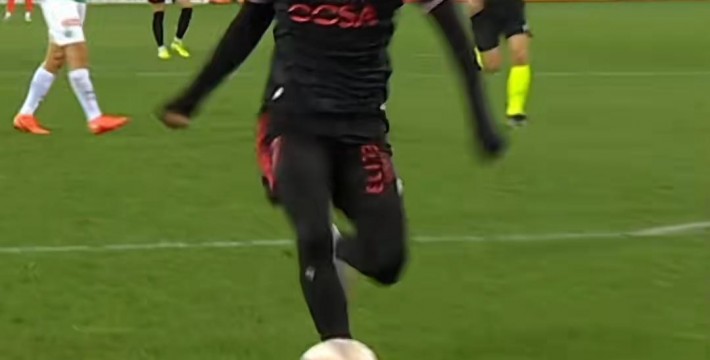 假摔演技太烂，瑞士超球员把自己逗笑