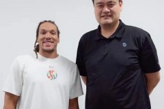 掘金官方晒戈登姚明合影 附文在上海的标志性会面