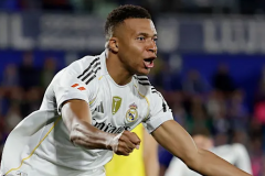 球迷看台扔硬壳飞机差点砸到姆巴佩 皇马官方表达抗议