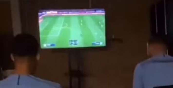 巴尔韦德在FIFA游戏中5-0大胜阿劳霍 苏牙在一旁大笑