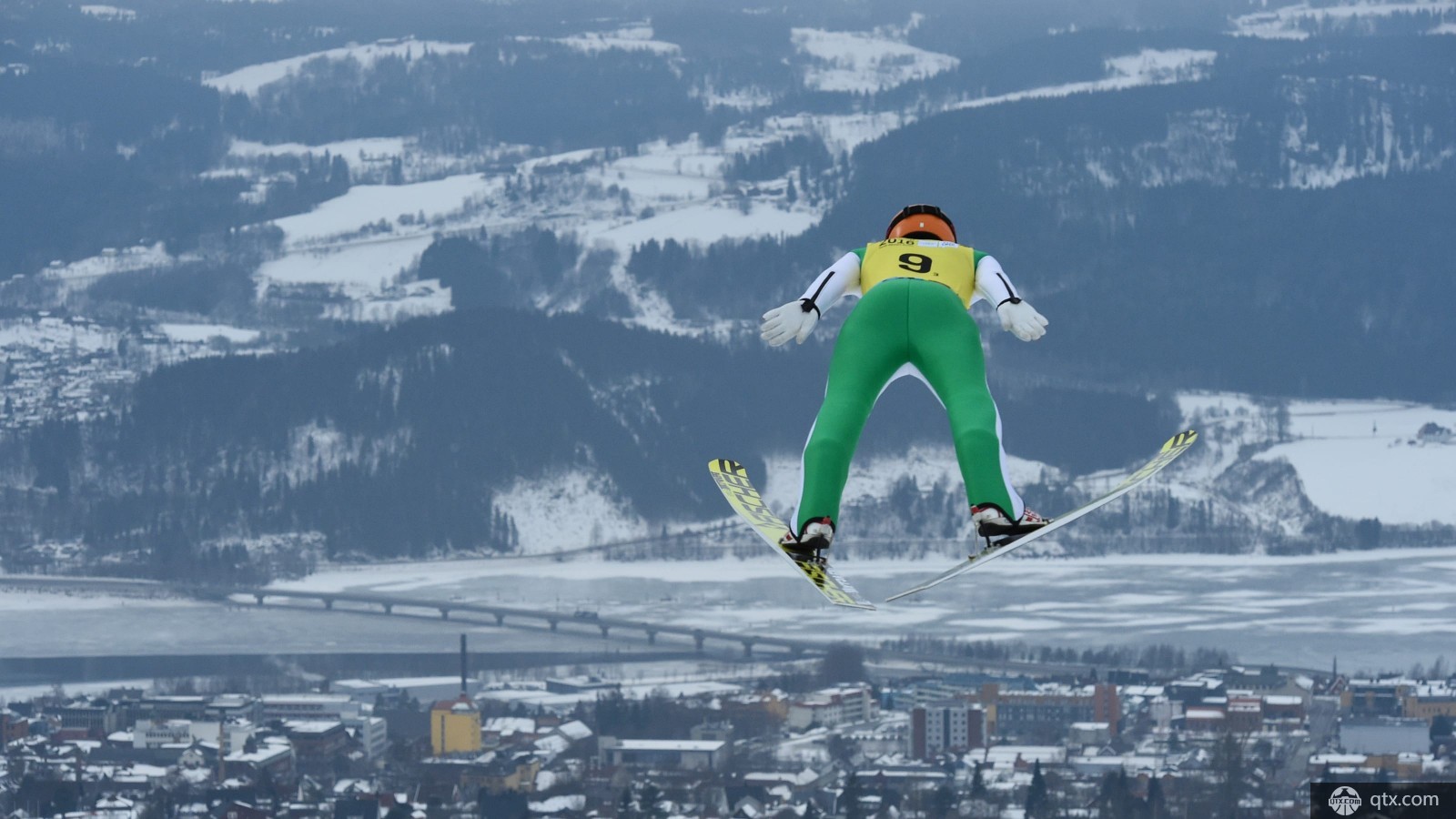 滑雪跳台侧面图片