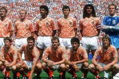 荷兰队欧洲杯冠军是哪一年 1988年欧洲杯荷兰三剑客助橙衣军团登上欧洲之巅