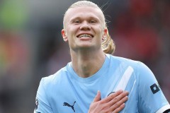 哈兰德扮圣诞老人 为孩子送礼物