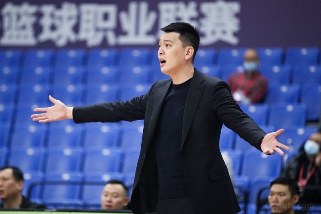 中国篮球教练杨鸣图片
