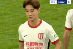 韦世豪与球迷赛场起冲突 最终染红被罚下