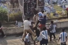 印度球迷不满梅西只待10分钟  球迷怒砸球场