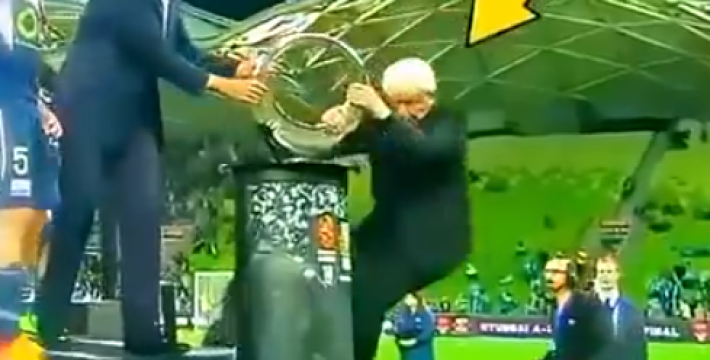 乐极生悲，那些搞笑的拿奖杯时刻