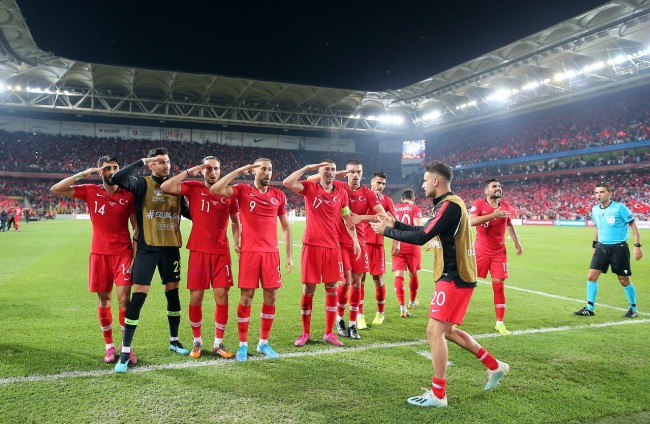 欧足联将调查土耳其球员争议庆祝动作